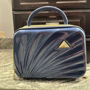 Hard sided cosmetic case